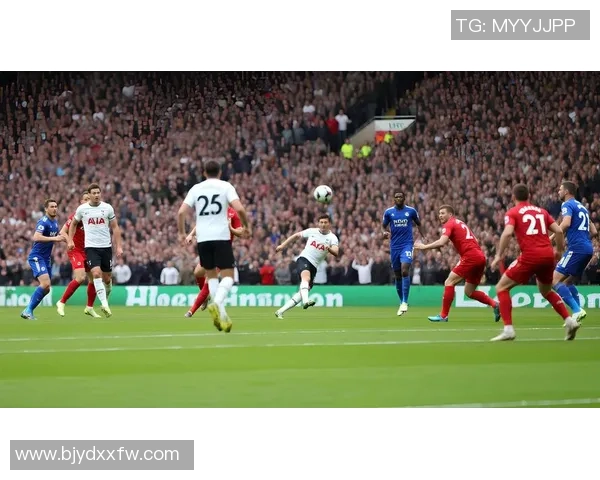 足球场上的魅力男神们让我们一起走近这些闪耀的足球明星吧