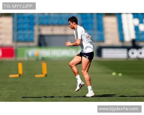 足球明星化妆后踢球挑战视频展现别样魅力与运动激情