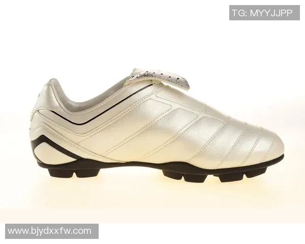 足球明星推荐的顶级足球鞋选择指南让你在场上闪耀表现 足球明星推荐的顶级足球鞋选择指南让你在场上闪耀表现